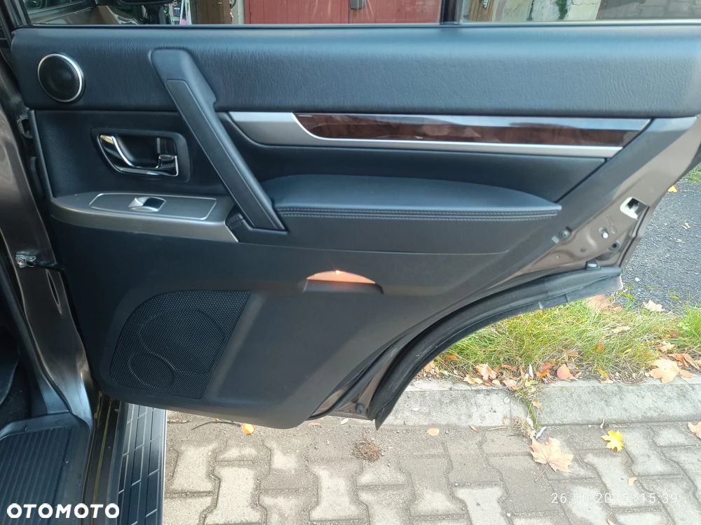 Mitsubishi Pajero - 26