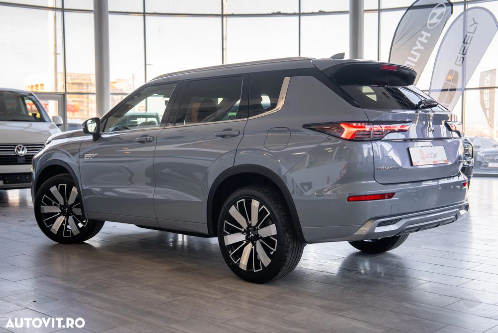 Mitsubishi Outlander 2.4 L 4X4 PHEV Instyle - 12