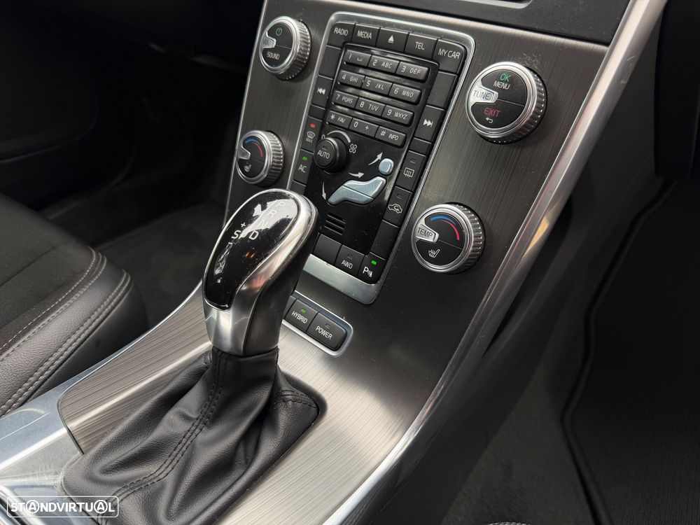 Volvo V60 2.4 D6 R-Design Mom.AWD Phev - 33