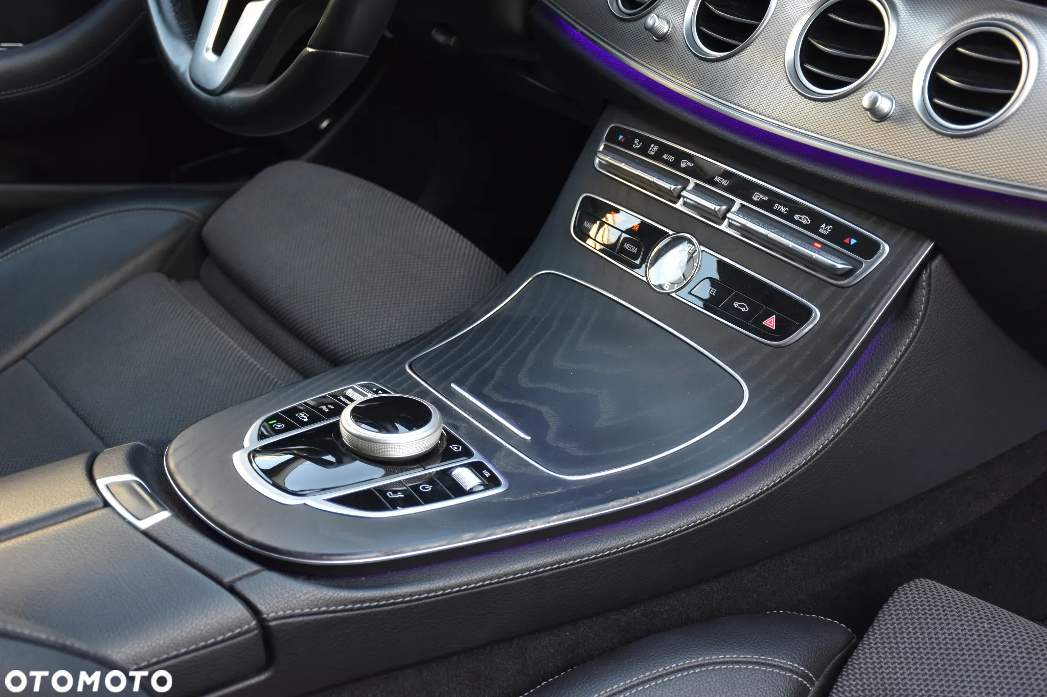 Mercedes-Benz Klasa E 220 d T 9G-TRONIC AMG Line - 29