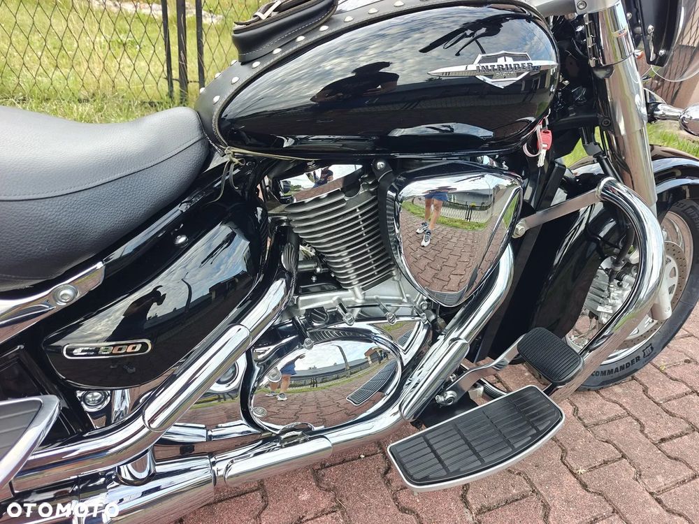 Suzuki Intruder - 4