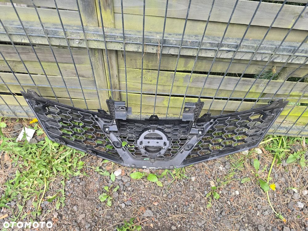 Nissan pulsar grill atrapa oryginał na kamerę - 4