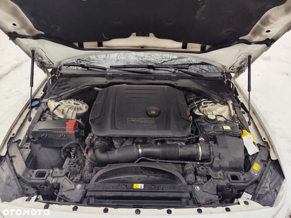 Jaguar XE 2.0 D Prestige - 10