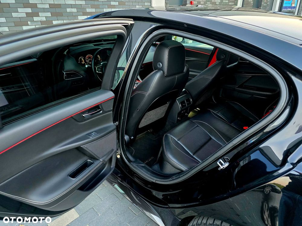 Jaguar XE S - 23