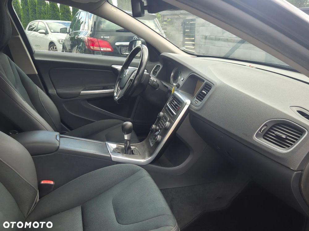 Volvo V60 D3 Momentum - 24