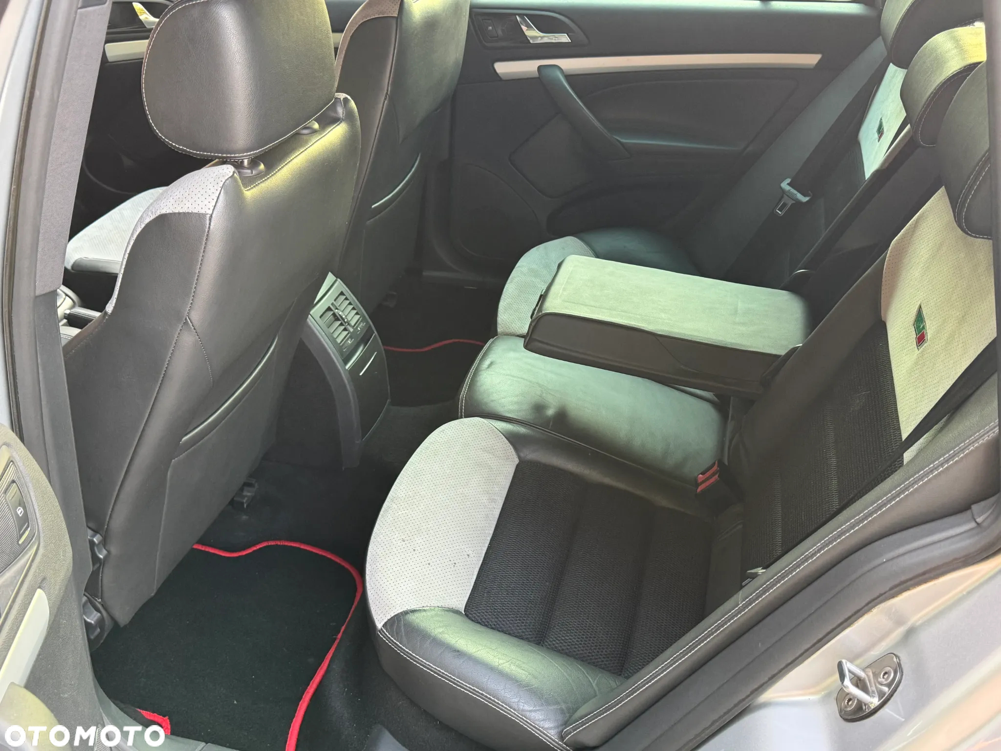 Skoda Octavia Combi 2.0 TDI DPF RS - 9