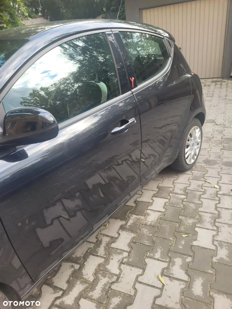 Lancia Ypsilon 1.2 8V Black&Red S&S - 4