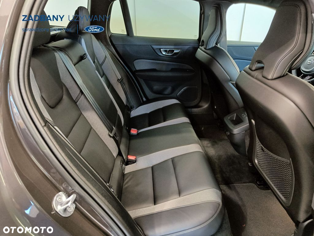 Volvo V60 B4 B Plus Dark - 32