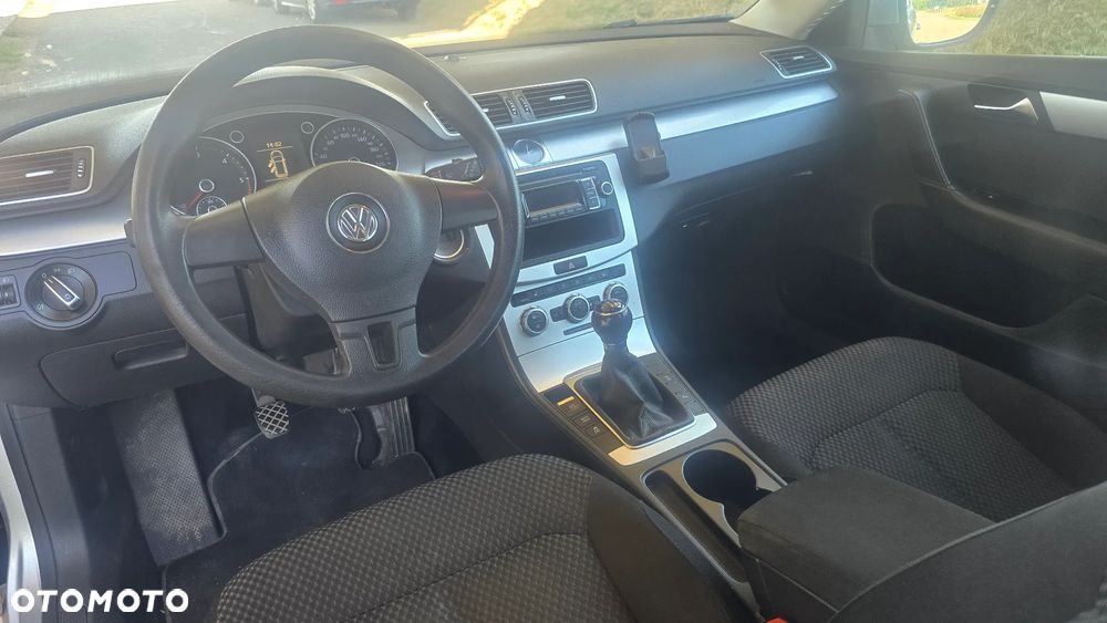 Volkswagen Passat 2.0 TDI DPF BlueMotion Technology Trendline - 39