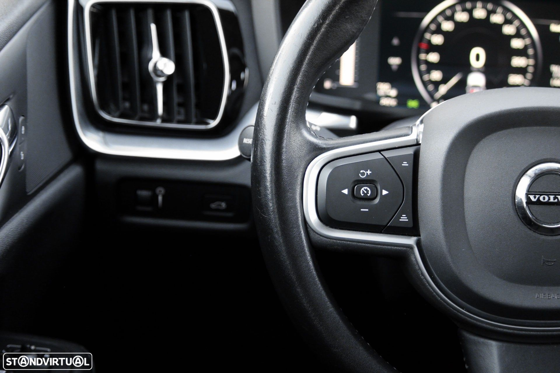 Volvo V60 2.0 D3 Momentum - 25