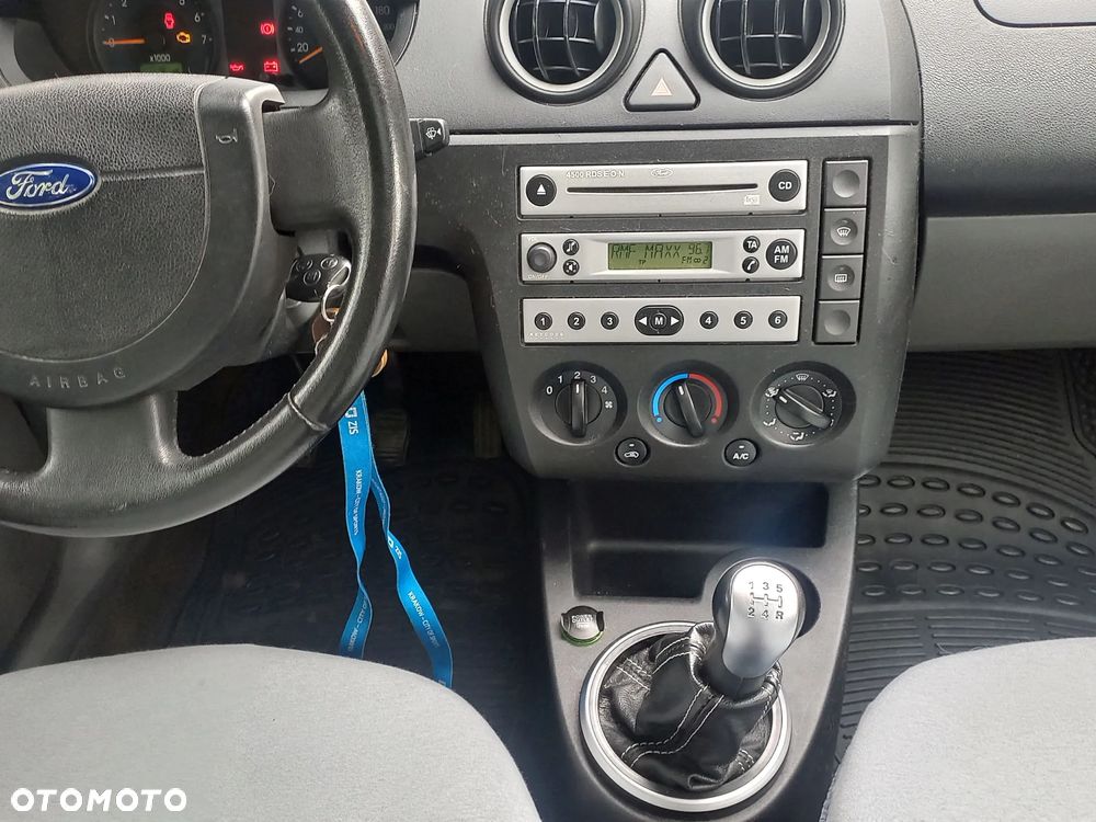 Ford Fiesta 1.4 Ghia - 26