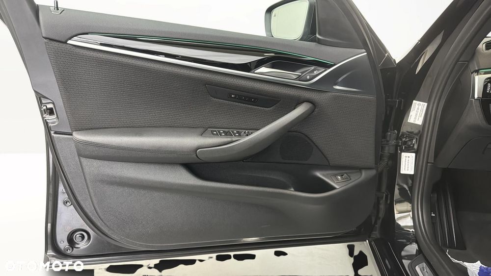 BMW Seria 5 520d xDrive mHEV - 11