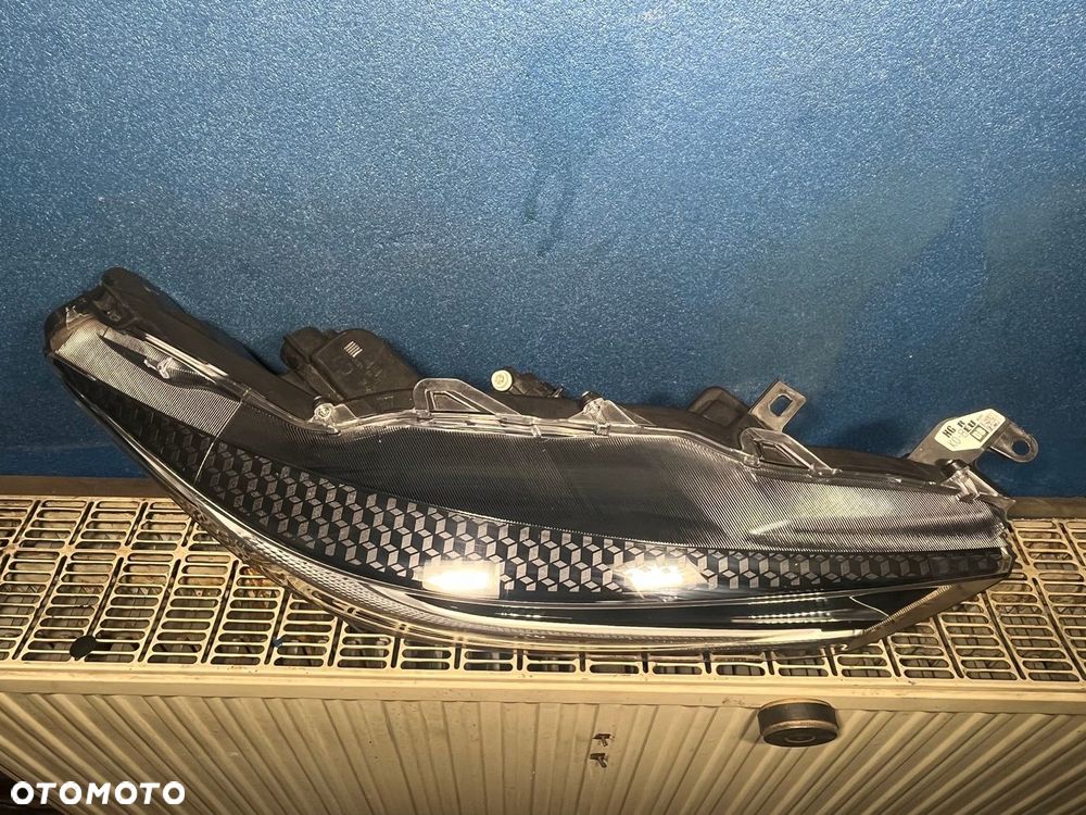Lampa prawa przednia TOYOTA YARIS IV 4 - 4