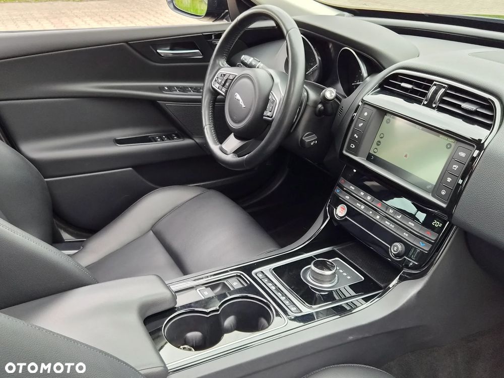 Jaguar XE 2.0 T Prestige - 10