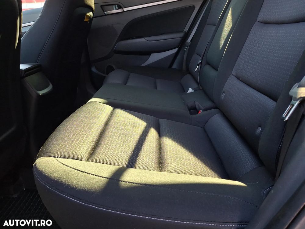 Hyundai Elantra 1.6 MPi Comfort - 24