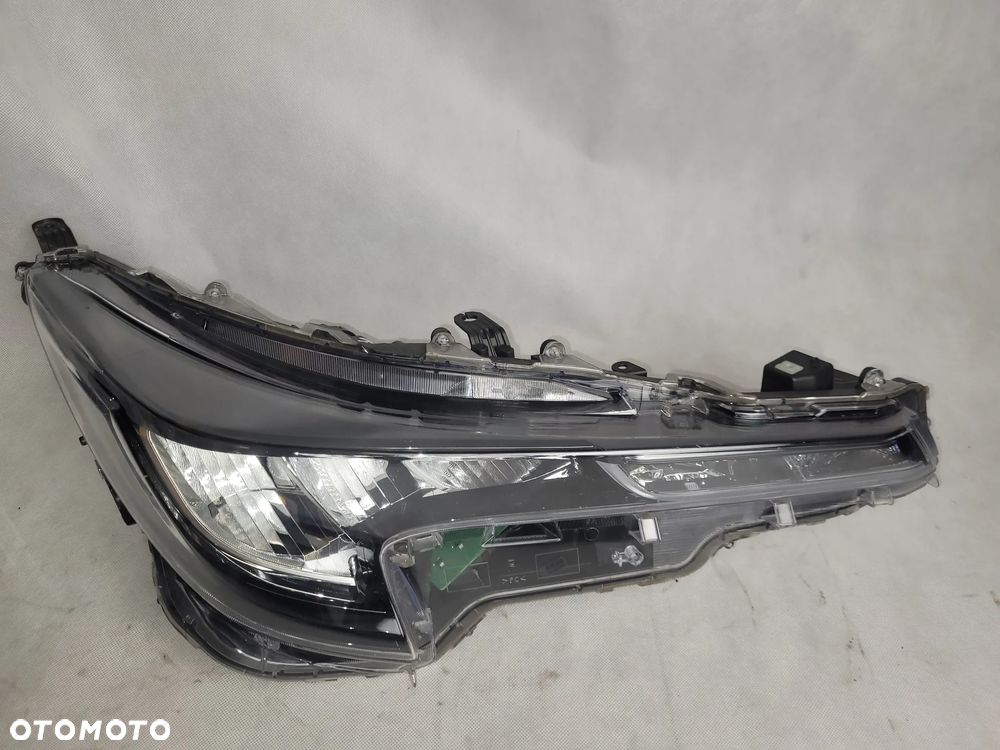 TOYOTA COROLLA E21-LAMPA PRZEDNIA PRZÓD - 12