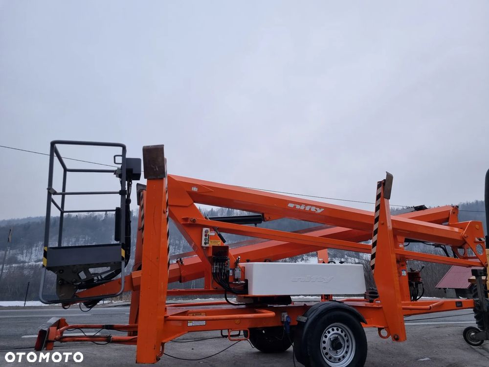 Nifty 170 HAC Zwyżka koszowa 17 metrów Podnośnik. jak Nowa z salonu 2016rok. PRĄD 230v. 4sekcje sterowania na dole Nowy model! Z komuny Norweskiej. Używana była 1 raz do roku. Serwisowana w DEKRA do końca  OKAZJA. Zwyżka Obrotowa. Poziomowanie kosza. Pełna Hydraulika. - 4