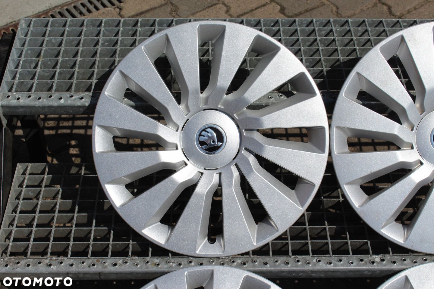 KOŁPAKI 16" SKODA OCTAVIA SUPERB ORYG 5E0.601.147G - 1