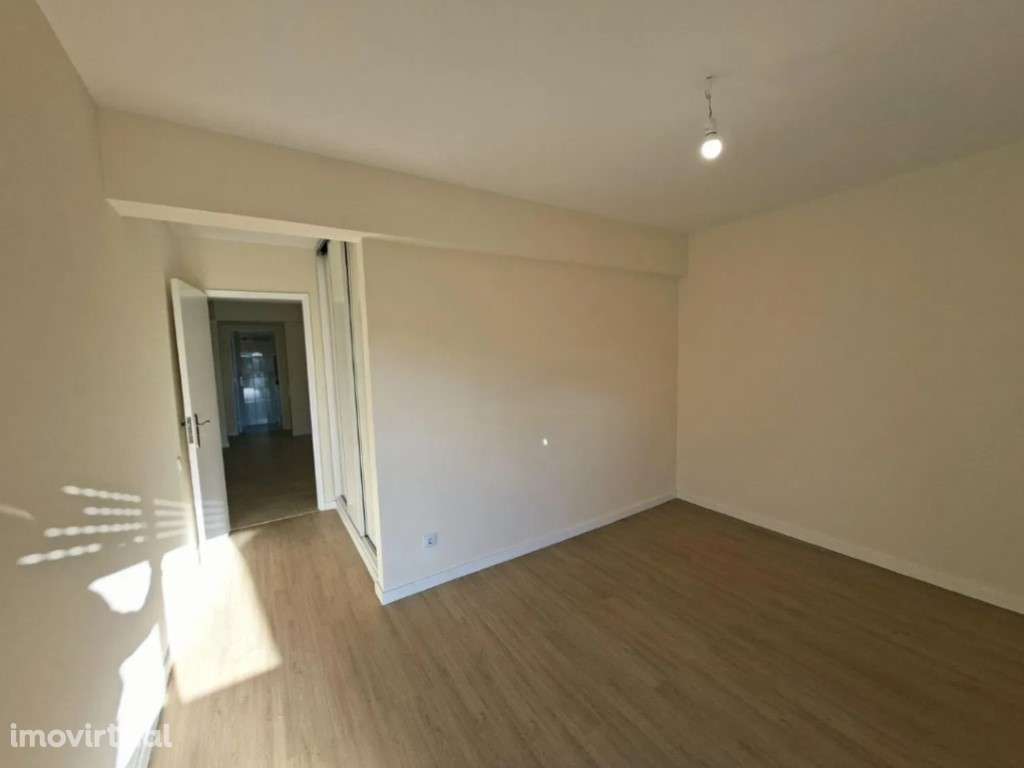 Apartamento T2 Remodelado na Tapada das Mercês - Grande imagem: 2/24