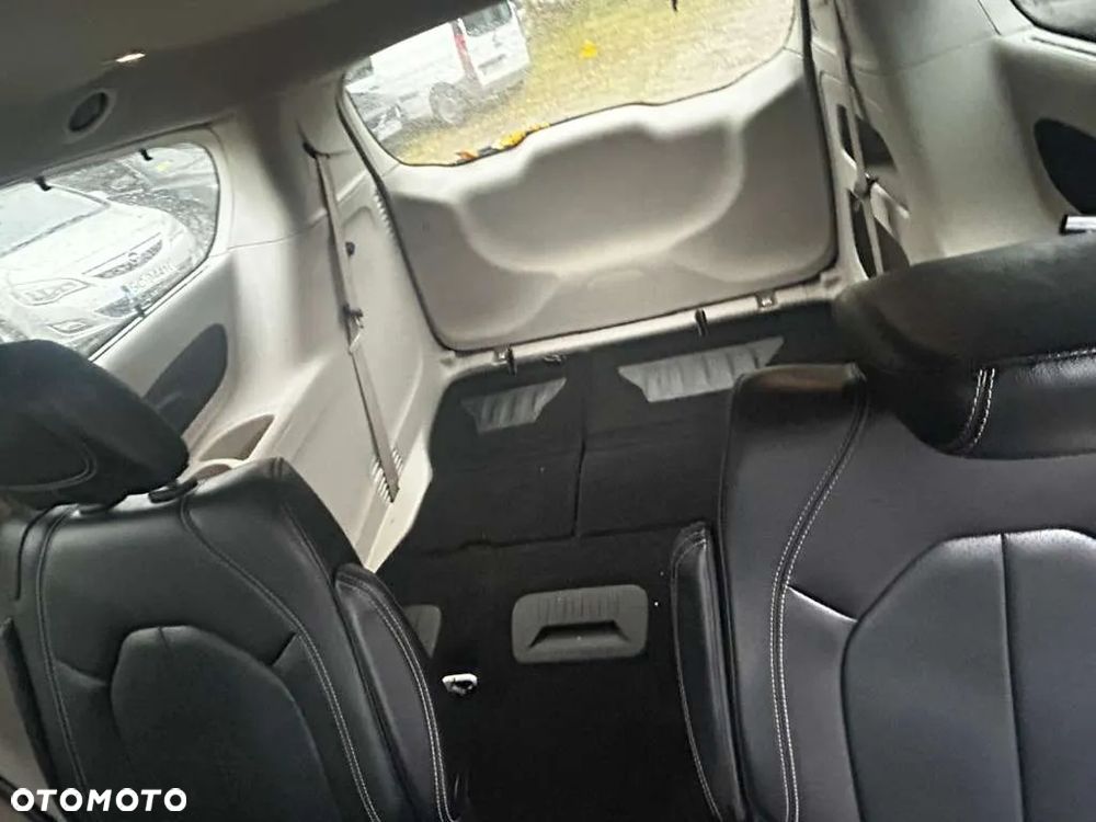 Chrysler Pacifica - 17