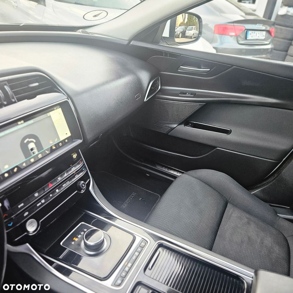 Jaguar XE - 38