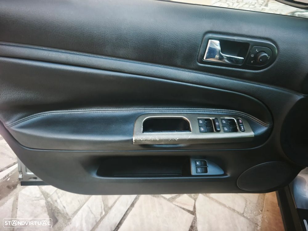 VW Passat 1.9 TDi Highline - 19