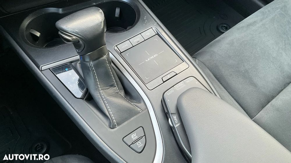 Lexus UX 250h FWD Business - 25