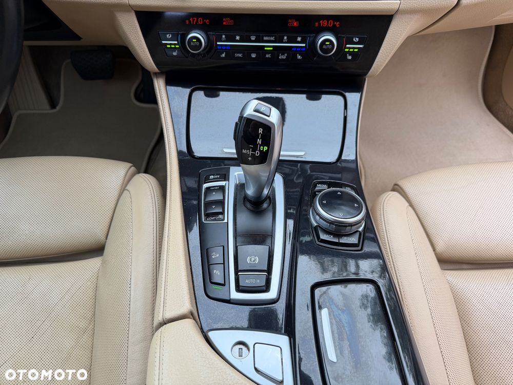 BMW Seria 5 525d xDrive - 10