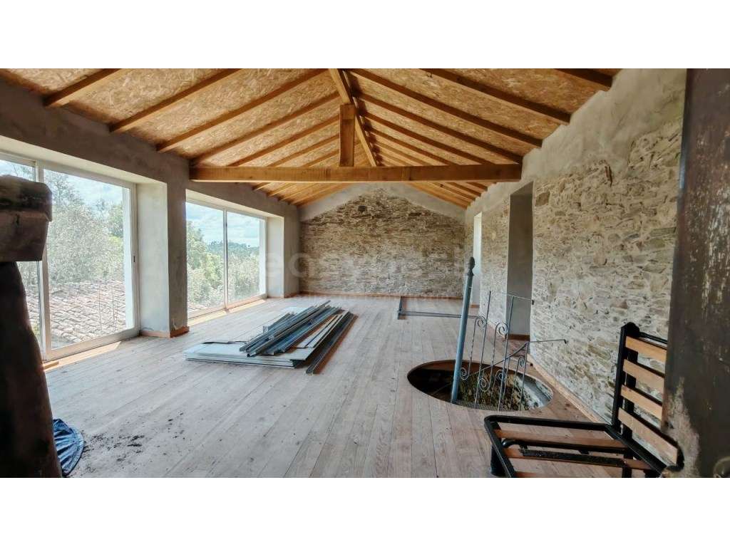 Moradia para remodelação em cenário tranquilo e isolado - Grande imagem: 3/22