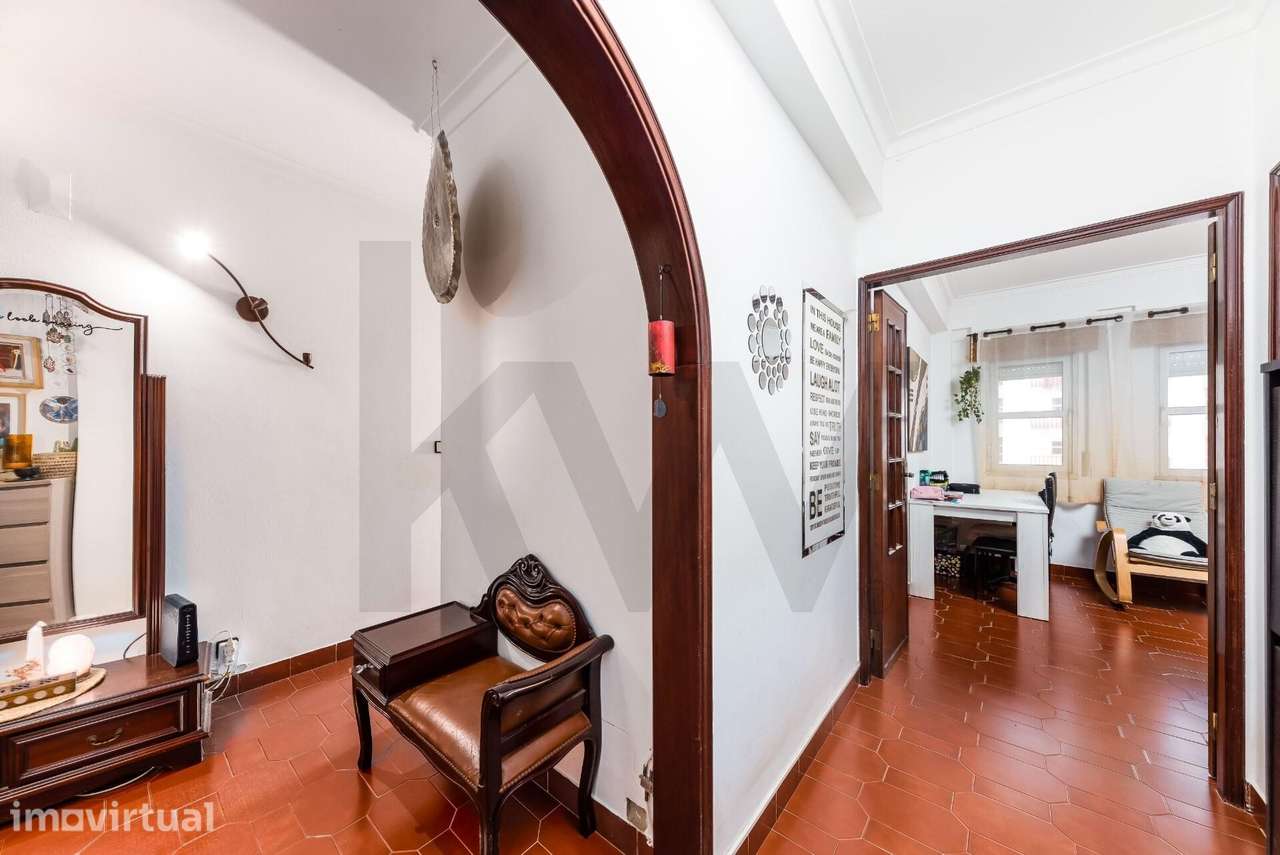 Apartamento T3 com arrecadação junto à estação das Mercês - Grande imagem: 2/34