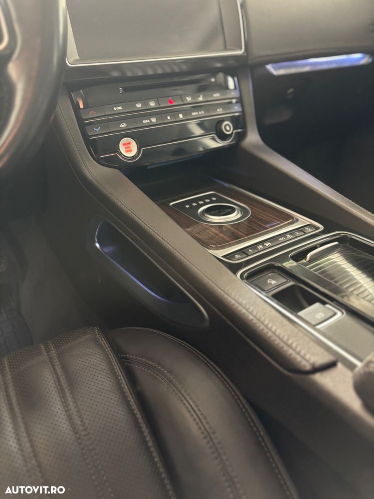 Jaguar F-Pace 20d AWD Portfolio - 23