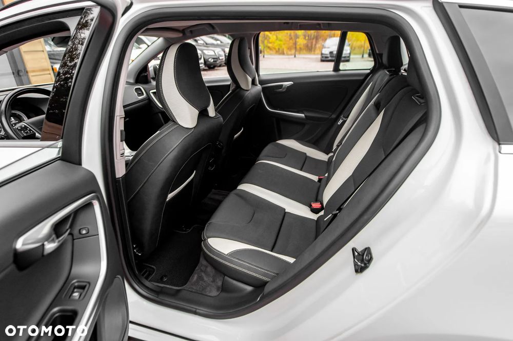 Volvo V60 D5 AWD Geartronic R-Design - 19