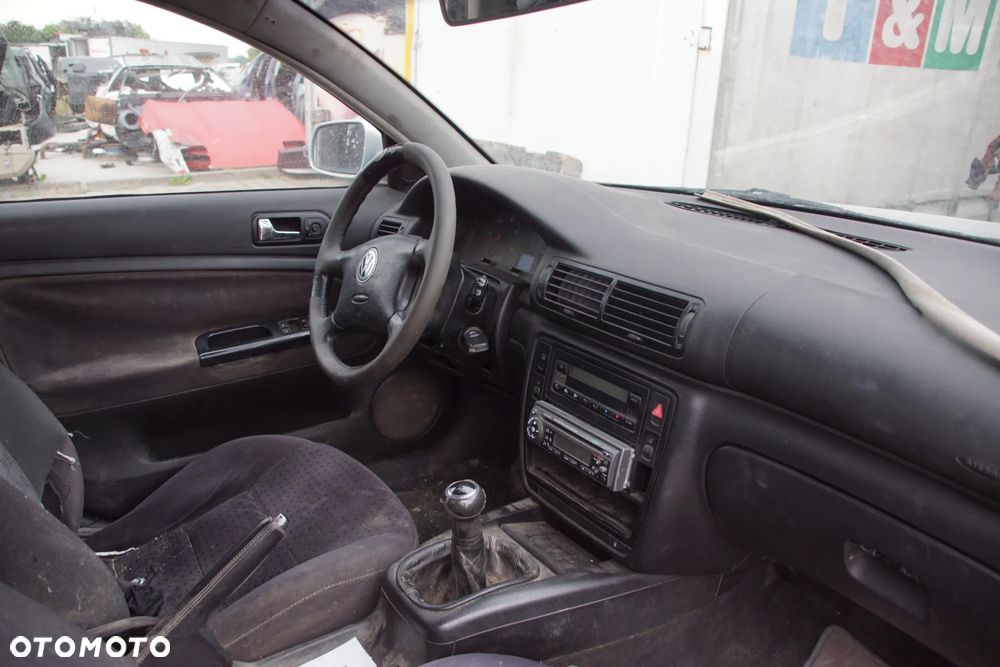 Auto na części - Volkswagen Passat B5 1.9 TDI 115 KM AJM DUK LB7Z 2000R Silnik Skrzynia Drzwi Maska Błotnik Klapa Zderzak Lampa Lusterko Klamka Szyba Deska Kokpit Sterownik Moduł Czujnik Licznik Panel Kierownica - 15