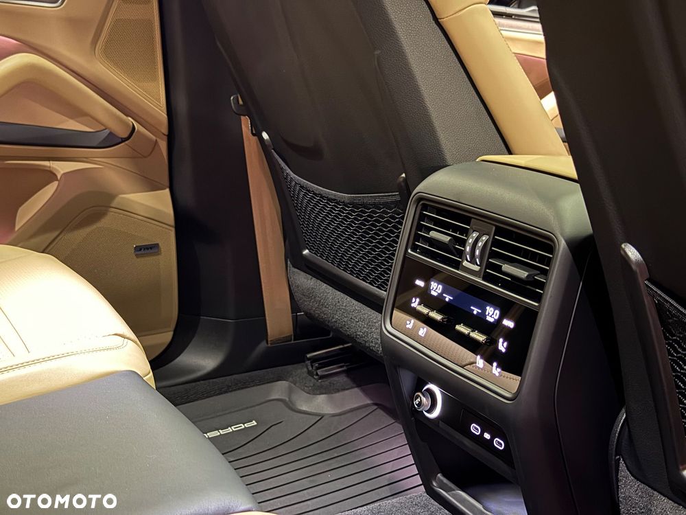 Porsche Cayenne Turbo E-Hybrid PHEV - 16