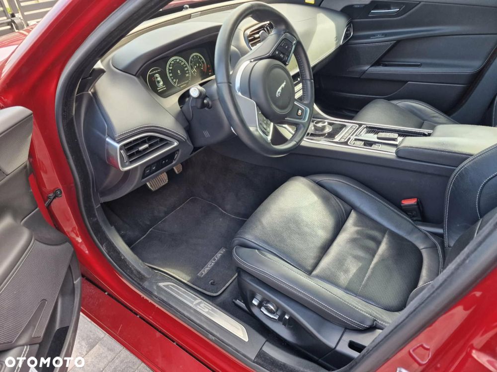 Jaguar XE S - 8