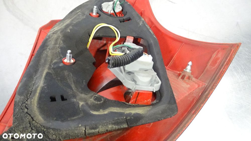 LAMPA LEWA TYLNA TOYOTA YARIS II 1.0 - 8