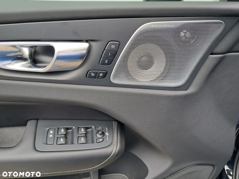 Volvo XC 60 T6 Plug-In Hybrid AWD Ultra Black Edition - 15