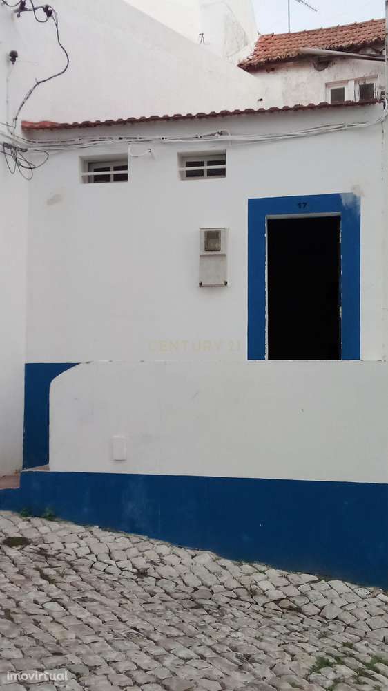 Prédio tradicional com 3 pisos junto Zona Ribeirinha de Alcácer do Sal - Grande imagem: 4/12