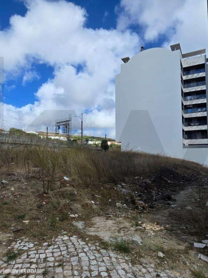 Lote de terreno com projeto aprovado e licença a pagamento na Amadora - Grande imagem: 2/10
