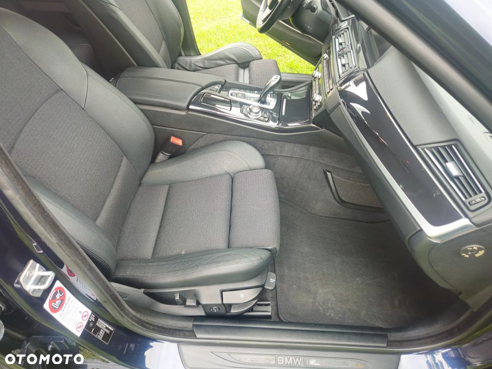 BMW Seria 5 525d xDrive - 13