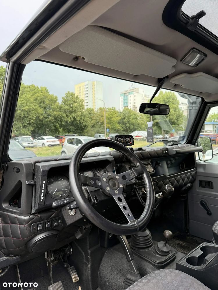 Land Rover Defender - 22