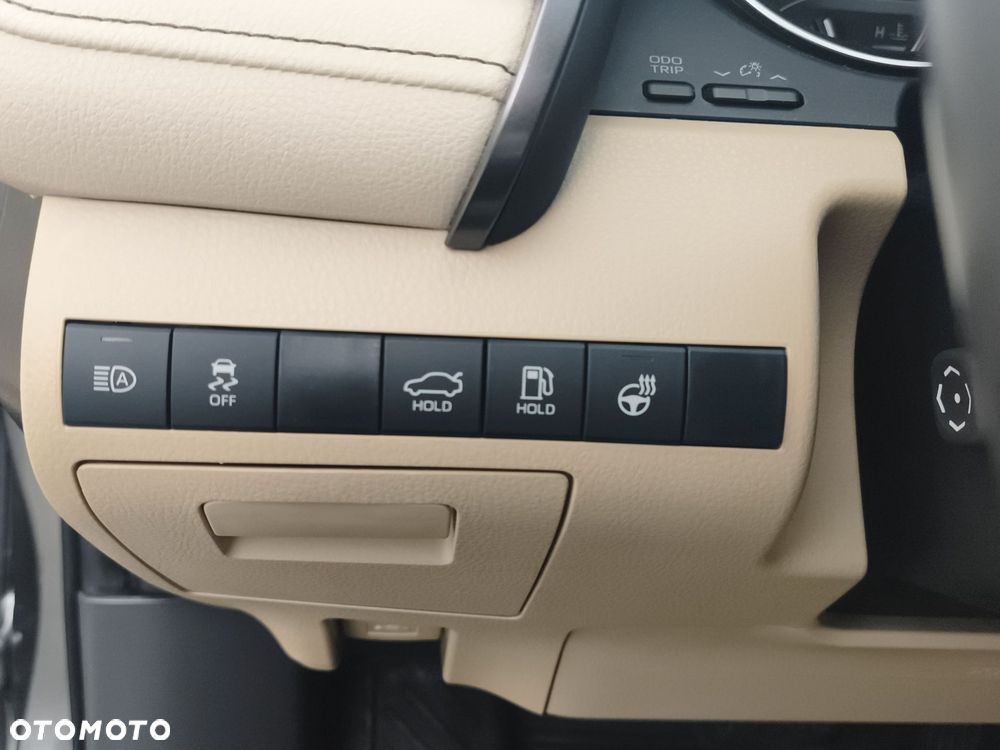 Toyota Camry 2.5 Hybrid Executive CVT - 21