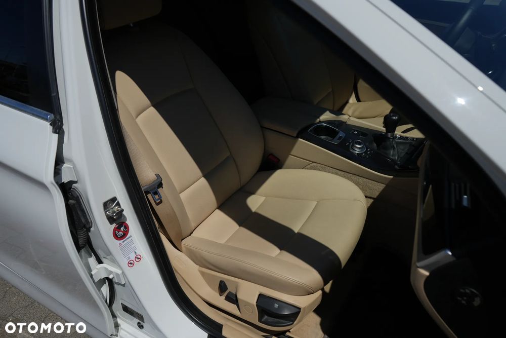 BMW Seria 5 520i - 28
