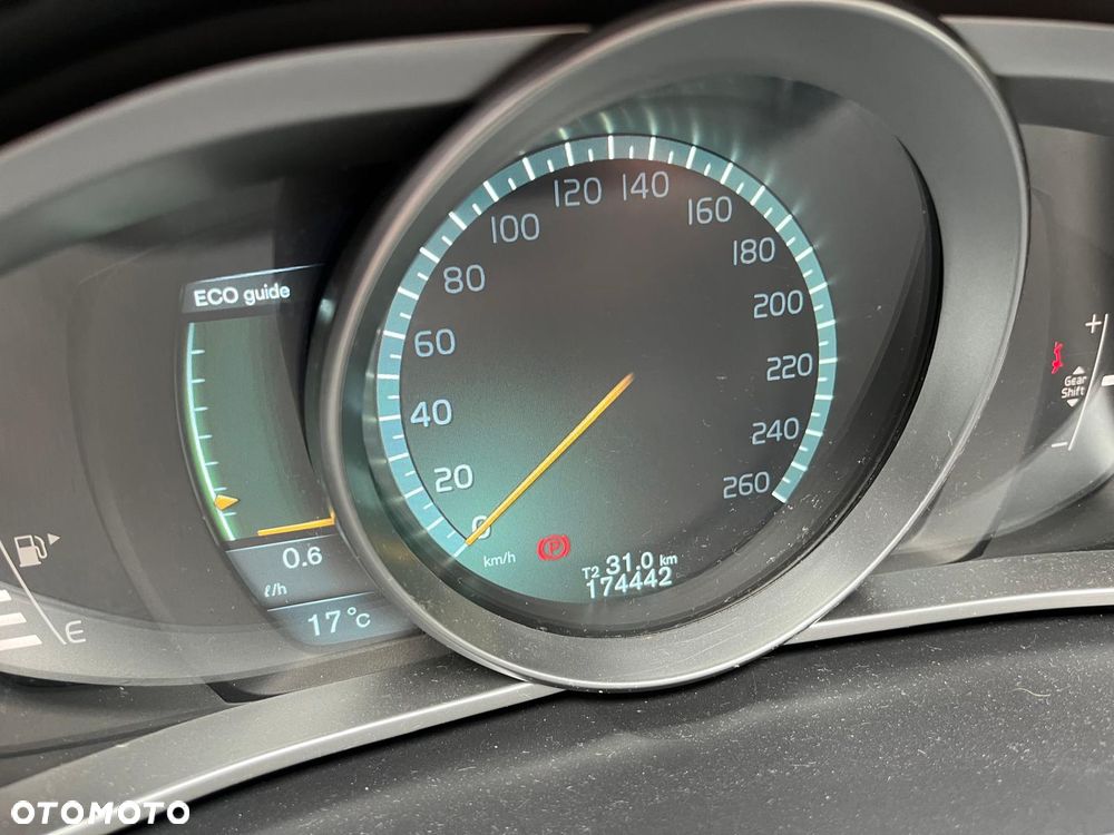 Volvo V40 D2 R-Design - 6