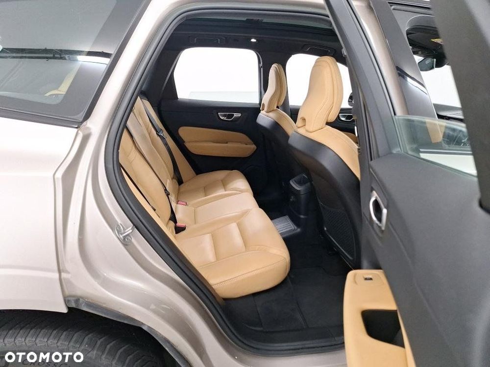 Volvo XC 60 B5 B AWD Plus Dark - 15