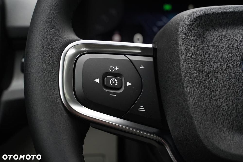 Volvo XC 40 B3 Plus Dark - 17