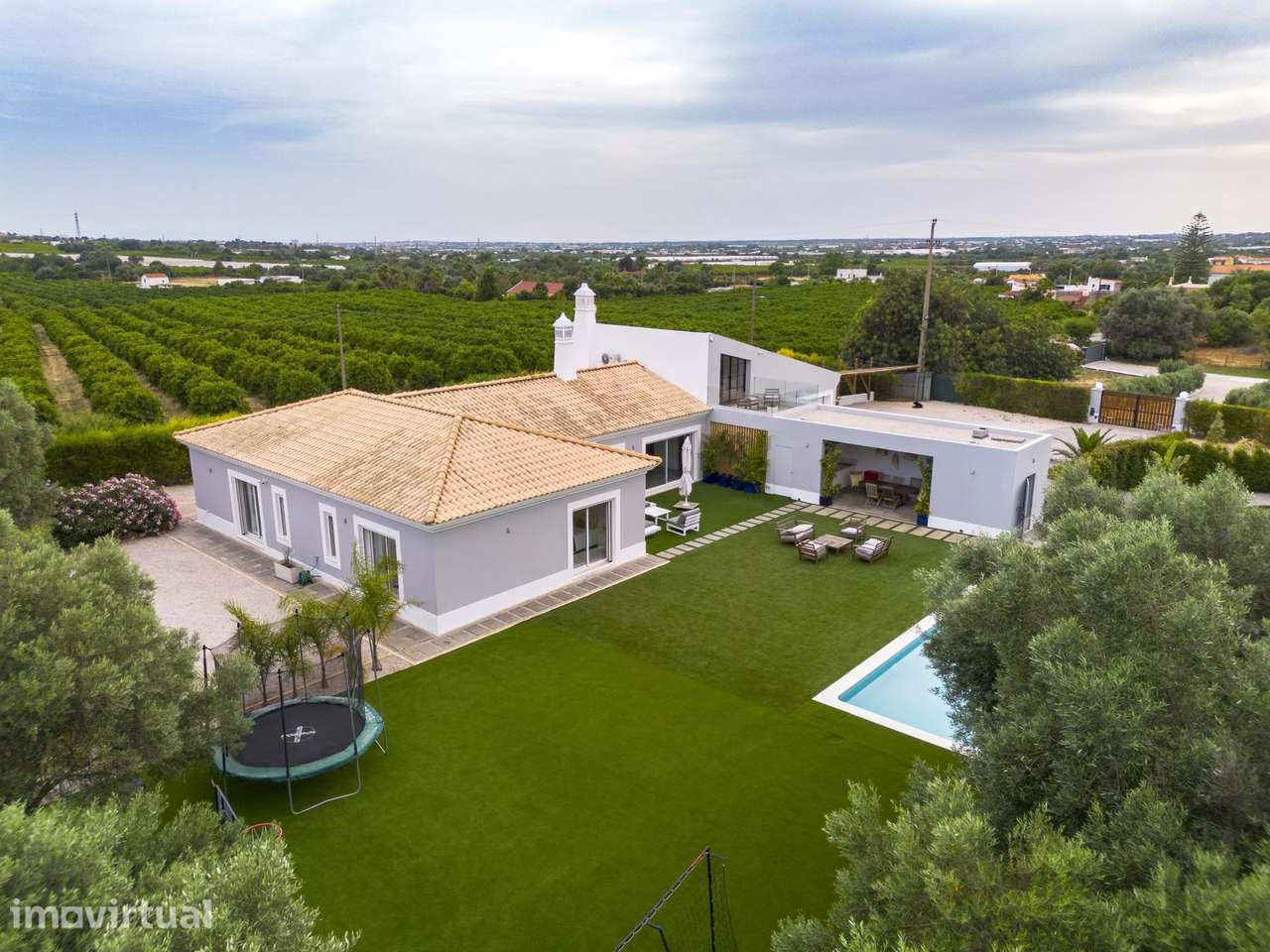 -Moradia Térrea de Luxo | 250 m² | 4 Quartos + Escritório | Piscina Pr - Grande imagem: 2/57