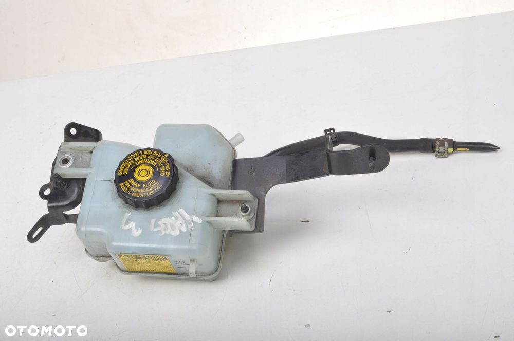 TOYOTA YARIS III ZBIORNICZEK PŁYNU HAMULCOWEGO