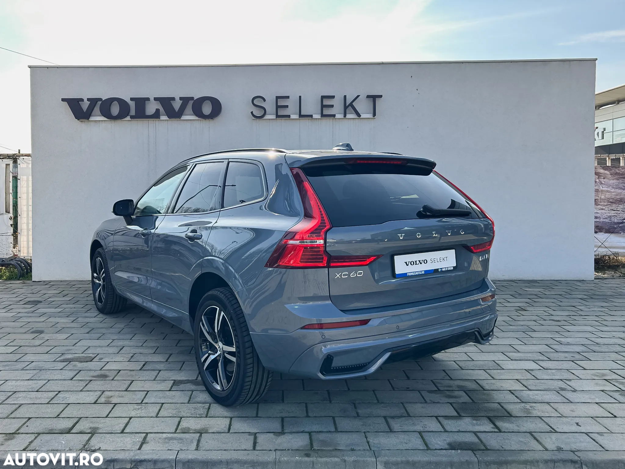 Volvo XC 60 B4 MHEV AT8 AWD R-Design - 4