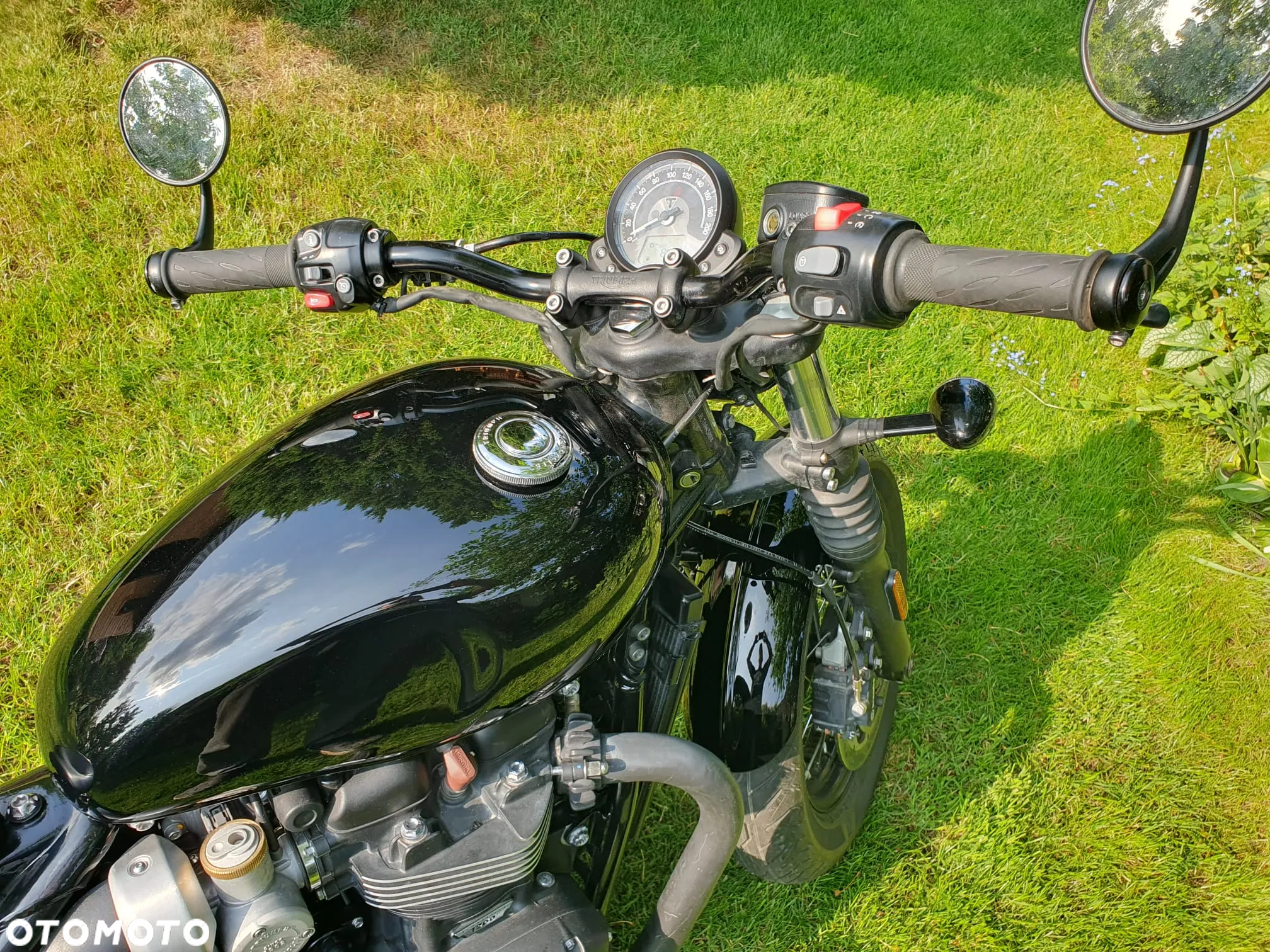 Triumph Bonneville Bobber - 11